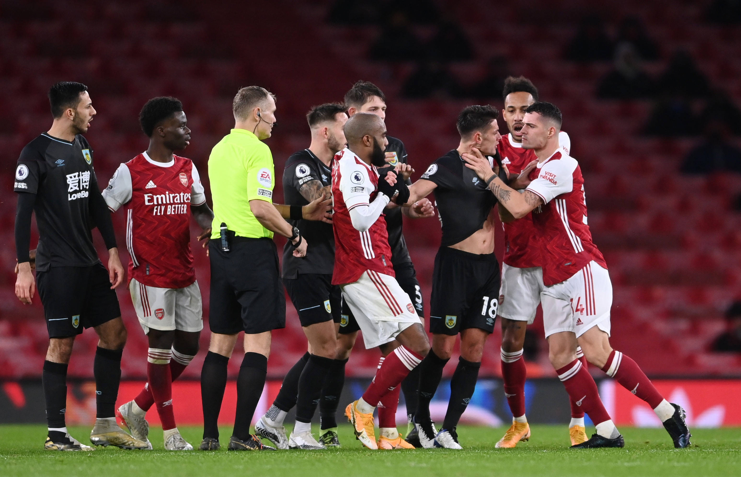 足球队里 足球队里